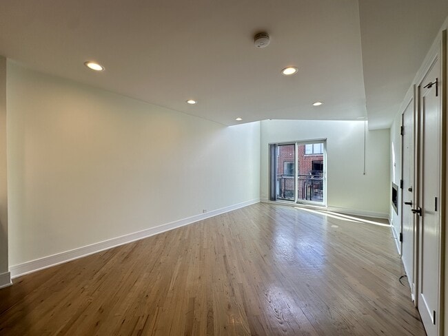 Building Photo - 949 W Grace St