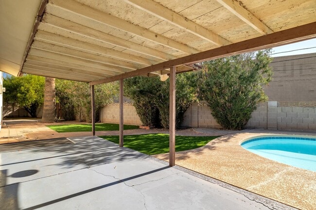 Building Photo - Large Trilevel home backing 60 with pool and close to ASU