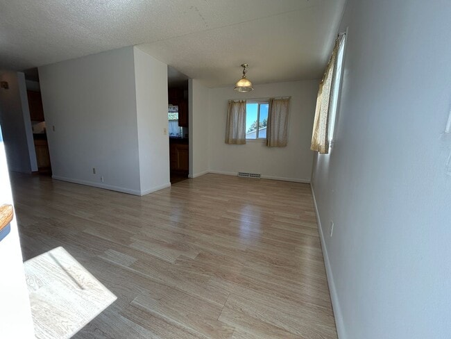 Building Photo - 5 Bed 2 Bath Home with 2 Car Attached Garage in Quiet Nice Neighborhood.