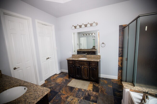 Building Photo - 13923 Hopewell Dr