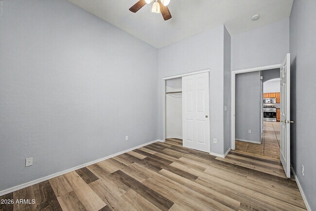 Building Photo - 7233 W Paradise Ln