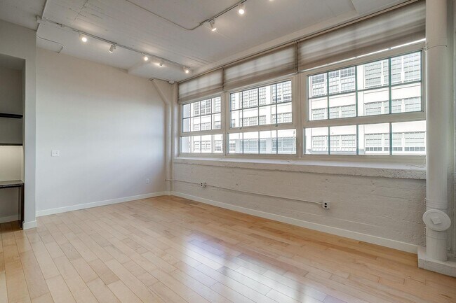 Building Photo - Come Live in Historic Montgomery Plaza- East Tower- 2 bed, 2 bath- 76107