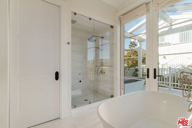 Building Photo - 5770 Busch Dr