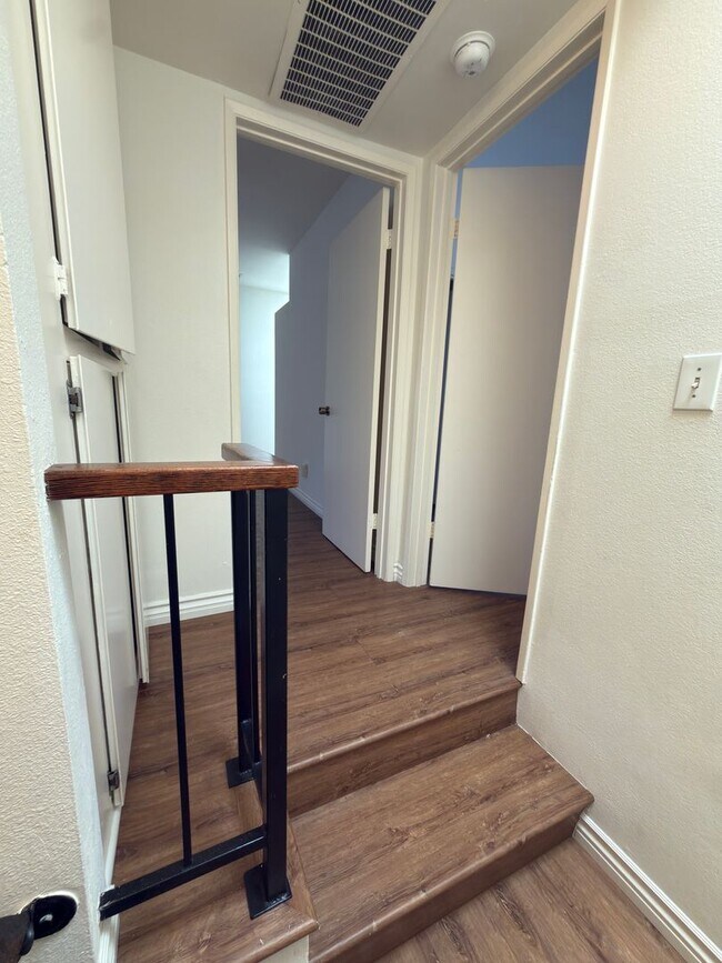 Building Photo - DESIRABLE TWO BEDROOM TWO BATH HOME IN STUDIO CITY