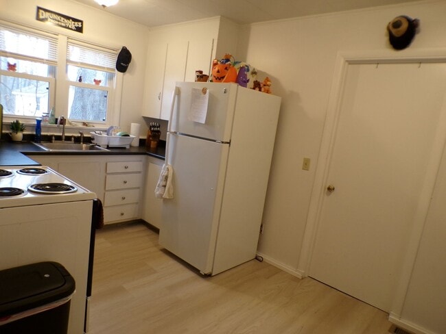 Building Photo - 207 Main St