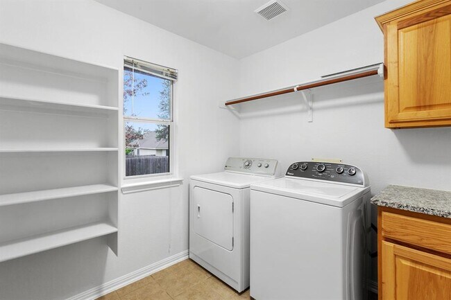 Building Photo - 2205 Speidel Dr