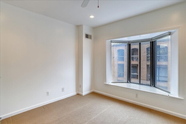 Building Photo - Updated townhome in popular Paper Mill Cou...