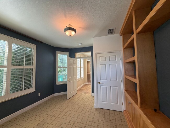 Building Photo - 3 bedroom Serrano home with view