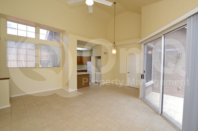 Building Photo - 1633 E Lakeside Dr