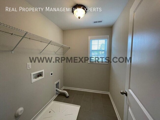 Building Photo - Magnificent 5 Bed / 3 Bath Home in Matthews