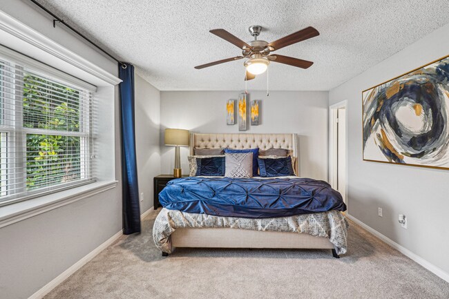 Building Photo - $599 first month's rent!