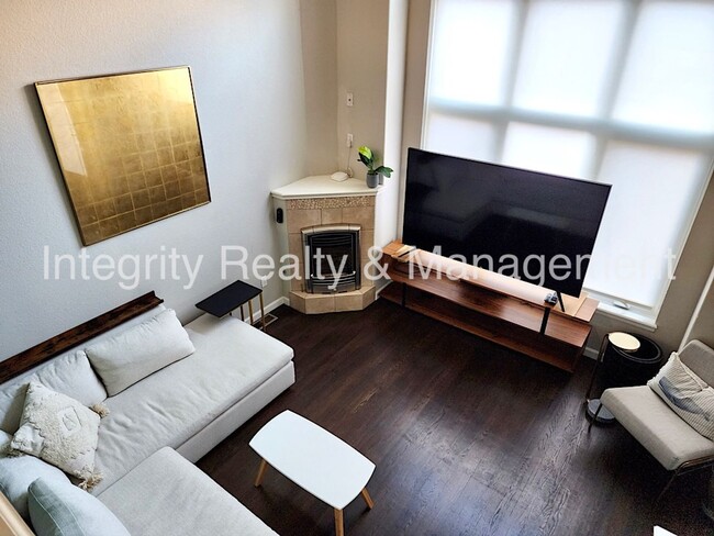 Building Photo - 4 Bed/4 Bath, 2,553 Sqft -1259 N Washingto...