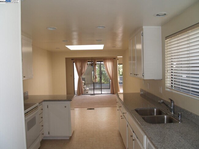 Building Photo - 515 Rolling Hills Ln