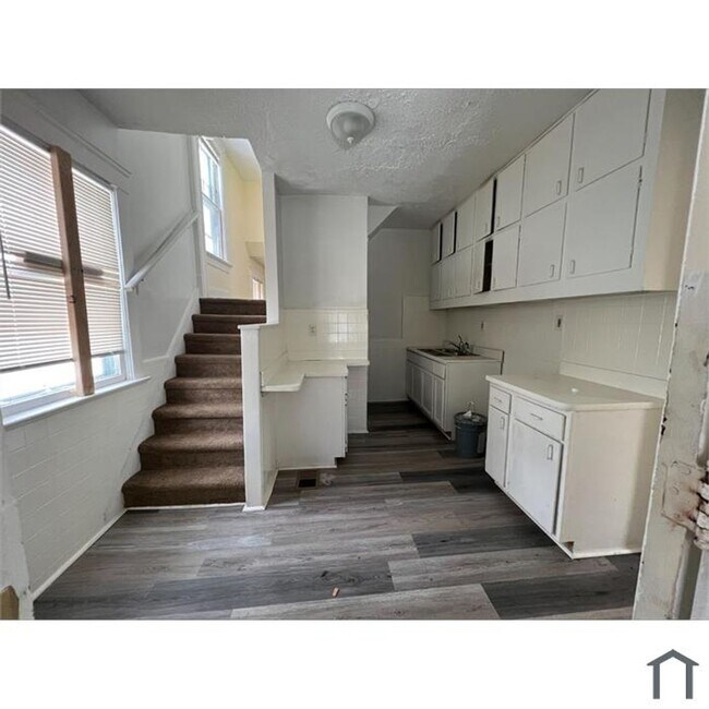 Building Photo - 1318 E 188th St