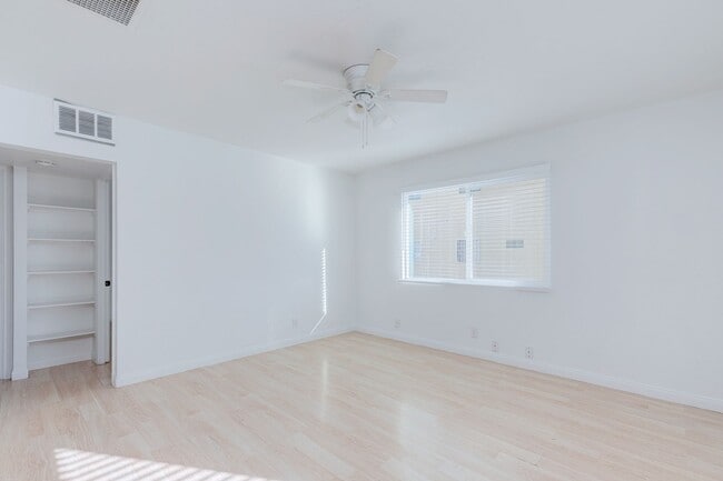 Building Photo - *** Private Home on Huge Lot - Modern and Spacious ***