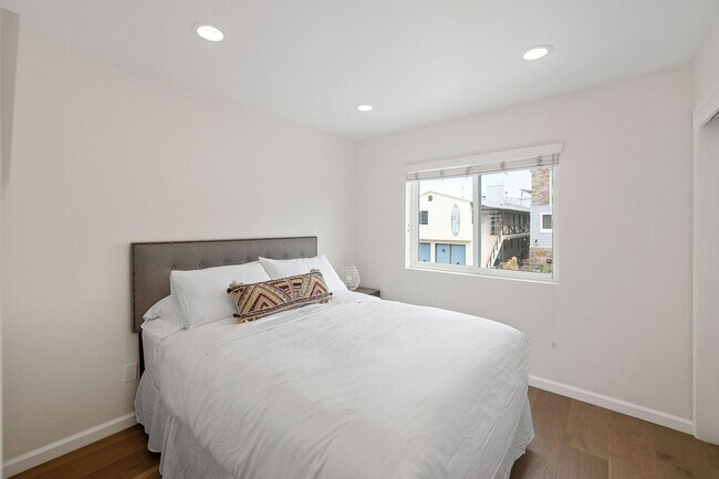 Building Photo - Beachside Retreat – Steps to the Sand in Hermosa Beach!