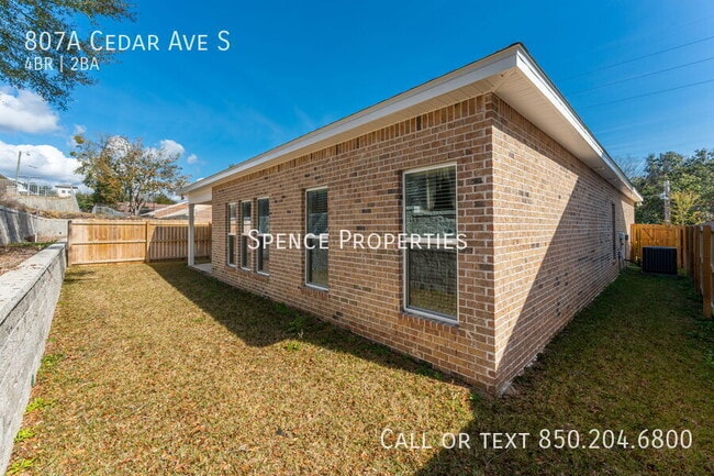 Building Photo - 807A Cedar Ave S