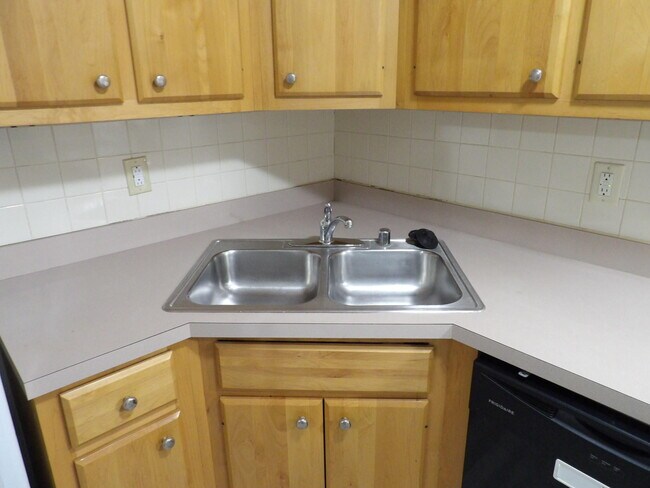 Building Photo - 244 Meadowview Dr