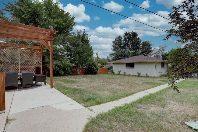 Building Photo - Beautifully renovated ranch home with drea...