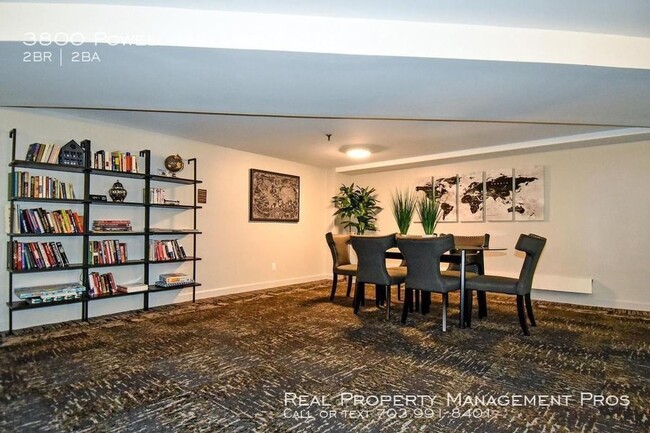 Building Photo - Spacious Condo in Peaceful Lakeside Plaza!
