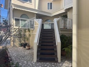 Building Photo - 428 N Hollywood Way