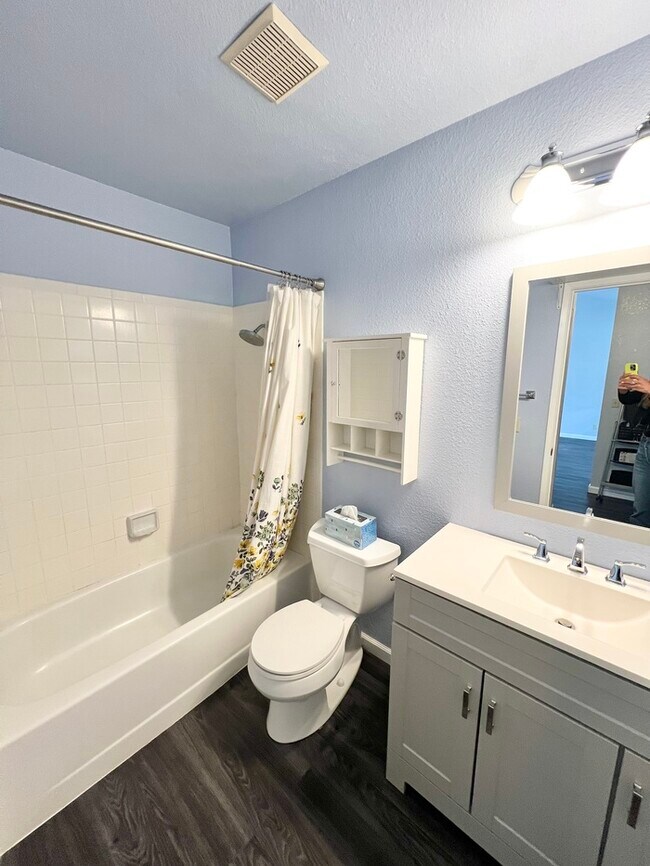 Building Photo - 1 Bedroom, 1 Bathroom Condo