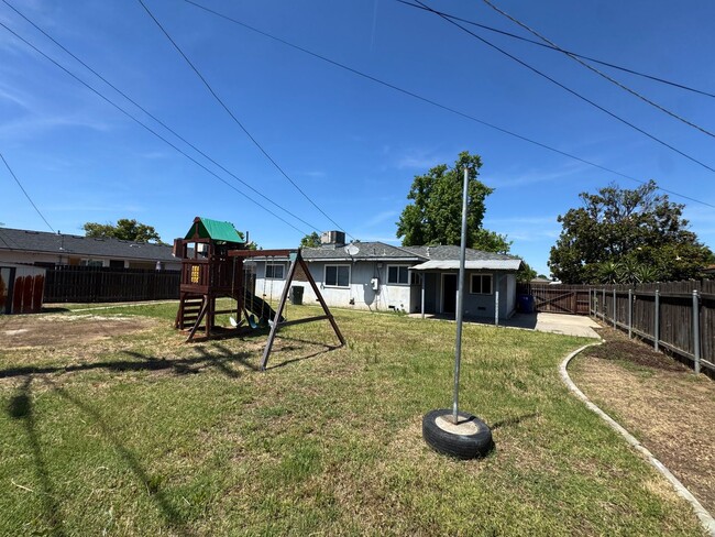 Building Photo - 2426 E Dayton Ave