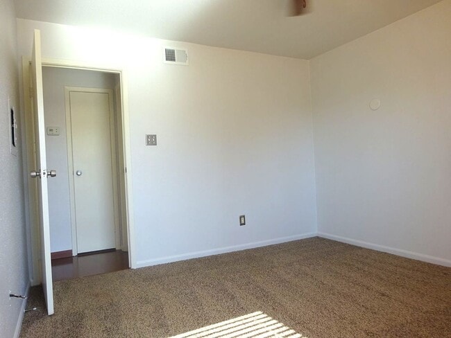 Building Photo - For Lease | 1 Bed, 1 Bath | 650 Sq Ft | Stratford on Baldwin Condo |