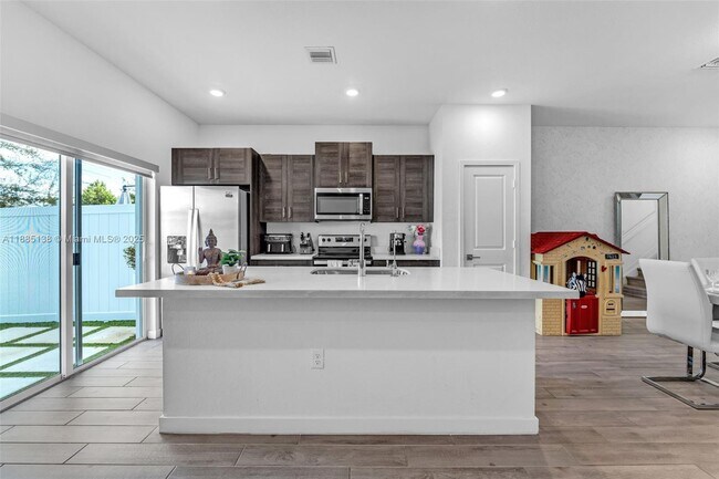 Building Photo - 809 SE 16th Ct