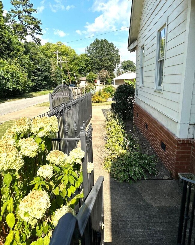 Building Photo - Gorgeous 3 Bedroom Cottage Style Home HALF...