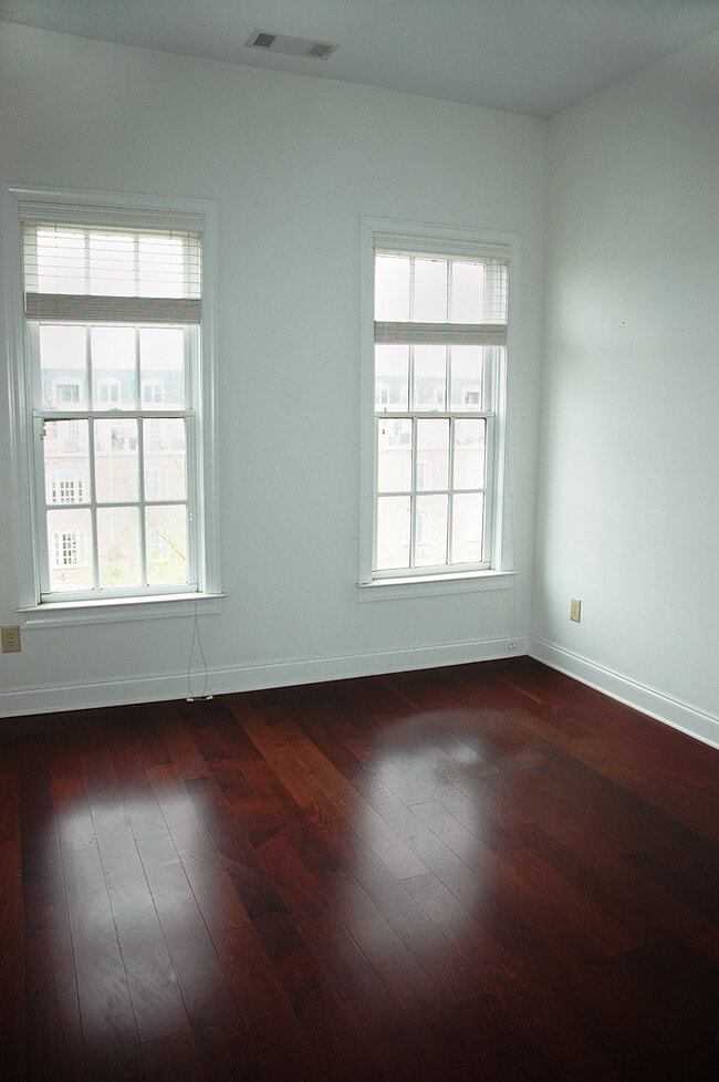 Building Photo - 475 Bartram St SE