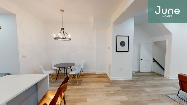 Building Photo - ROOM ONLY in 5-bed/3.5-bath Home