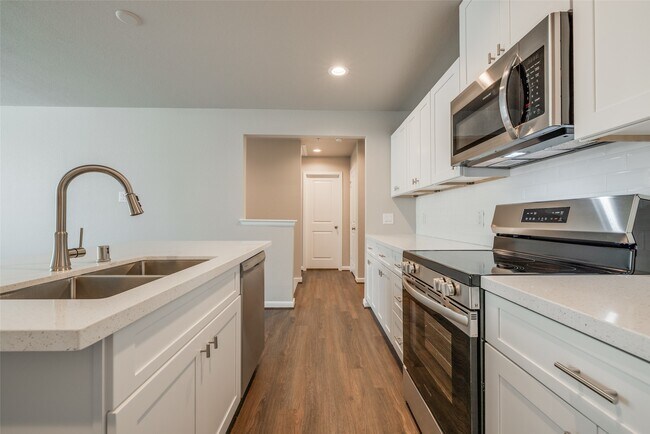 Building Photo - 221 Pk Pl Cir
