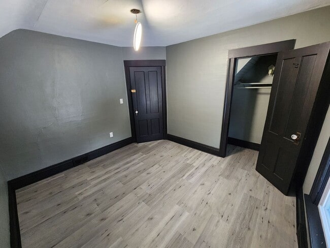 Building Photo - 3 Bedroom/ 1 Bathroom Single Family Home!