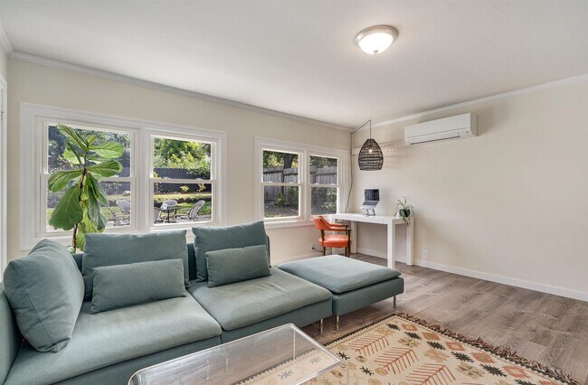 Building Photo - Alta Heights Beautifully Renovated Cottage