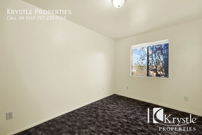 Building Photo - Spacious 3 bedroom bottom floor apartment