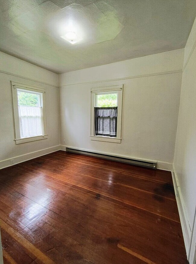 Building Photo - Adorable 3 Bedroom 1 Bath Cape Cod Home