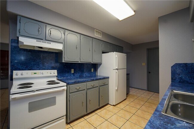 Building Photo - 204 E Gomez Dr