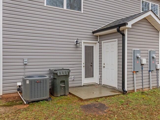 Building Photo - Charming two bedroom two and a half bathroom ready for you to call home!