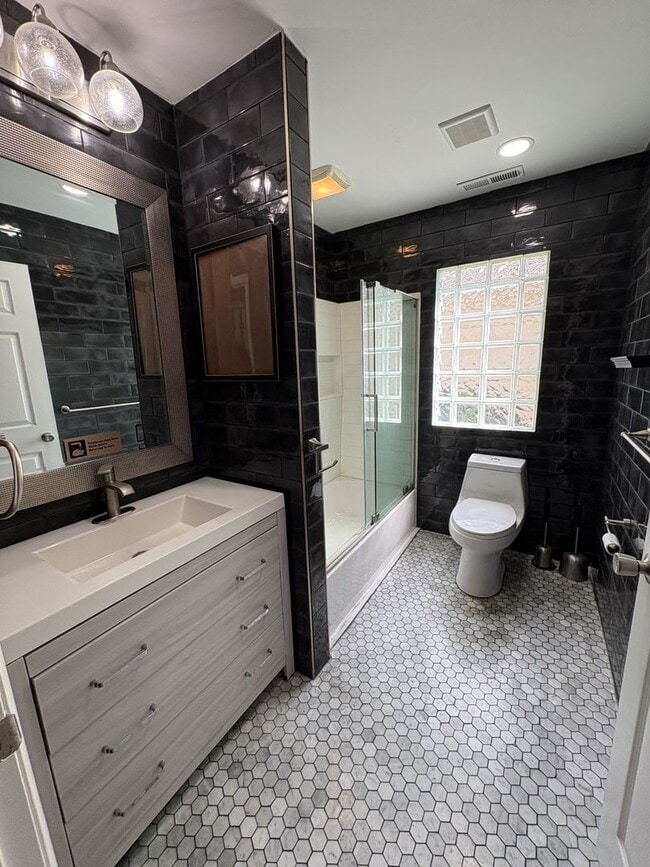 Building Photo - Beautifully Updated 3 Bedroom Home in Parma Heights