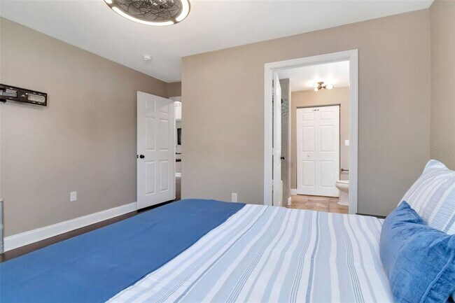 Building Photo - 9130 Lake Chase Island Way