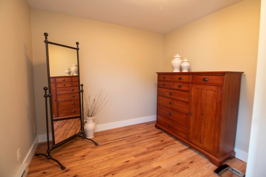 Building Photo - 40 Leonard Ave