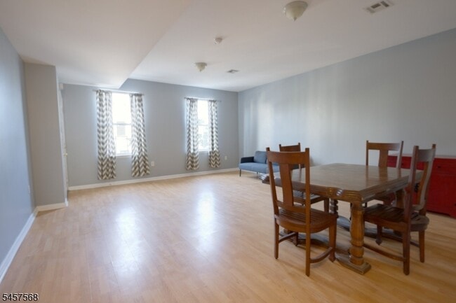 Building Photo - 372 Bramhall Ave