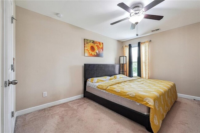 Building Photo - 5230 Edgebrook Dr