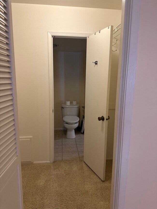 Building Photo - Waterbury Way condominium - utilities included