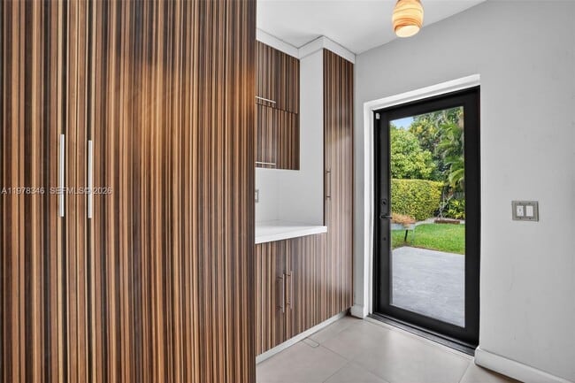 Building Photo - 425 NE 114th St