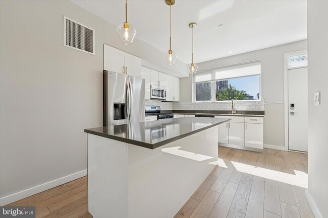 Building Photo - 120 W Oxford St