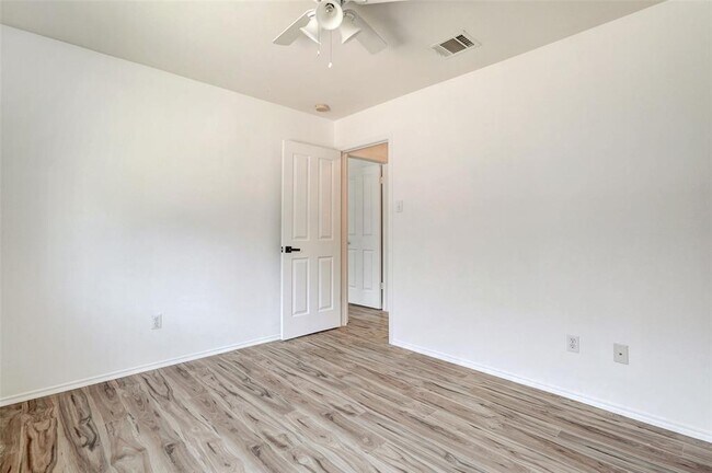 Building Photo - 1305 4 Cabin Ct