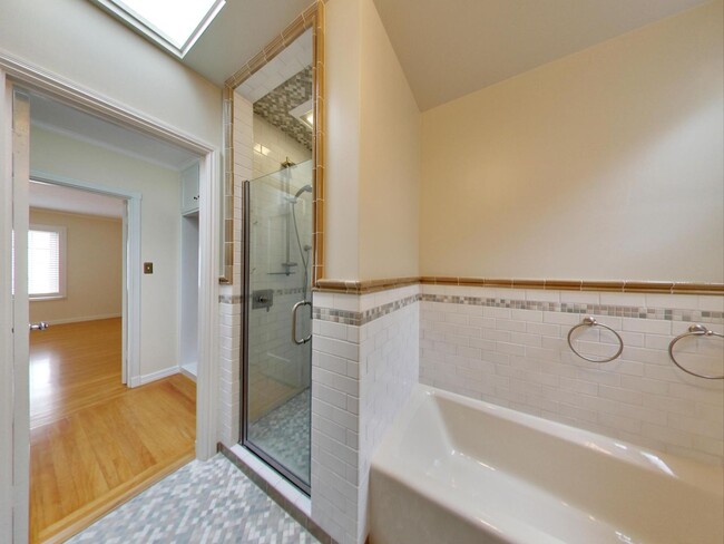 Building Photo - Spacious Four Bedroom Home in Lone Mountain