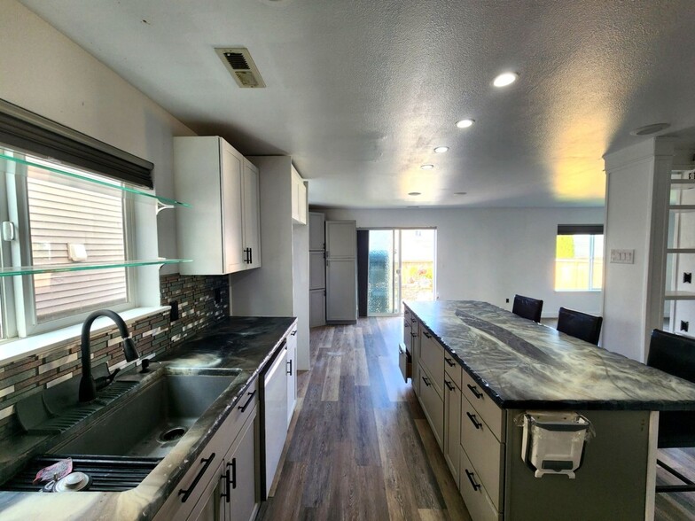 Building Photo - 2189 SW Grebe Way